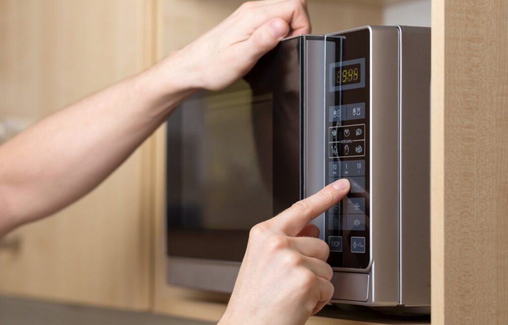 Os Erros Mais Comuns ao Usar Micro-ondas que Todo Mundo Comete (e como evitar!)