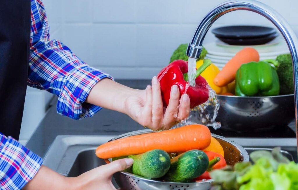 Resista à tentação! NUNCA lave suas verduras antes de guardar