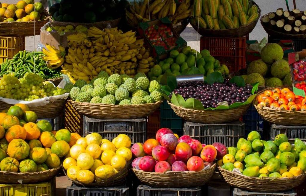 Secar é fundamental para como conservar verduras na geladeira por mais tempo
